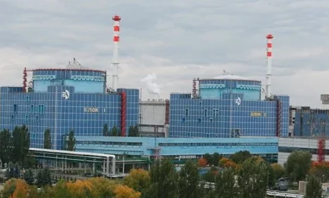 Сині корпуси першого і другого блоків Хмельницької АЕС з трубами