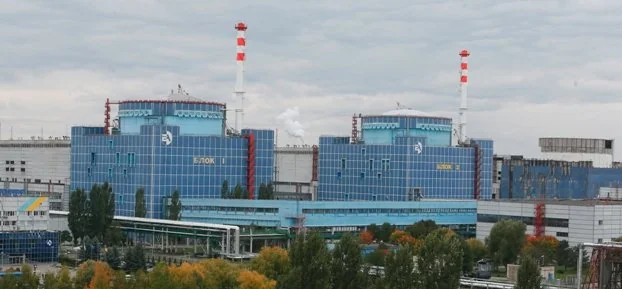 Сині корпуси першого і другого блоків Хмельницької АЕС з трубами