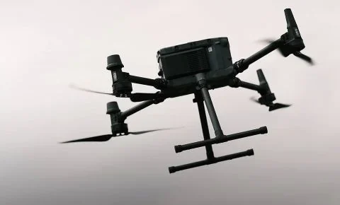 FPV-дрон квадрокоптер з камерою на світлому фоні