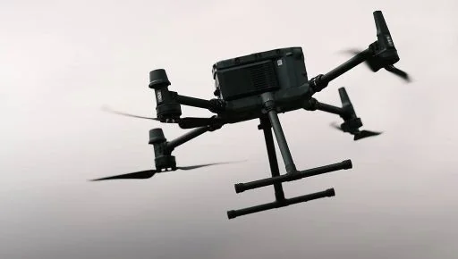 FPV-дрон квадрокоптер з камерою на світлому фоні