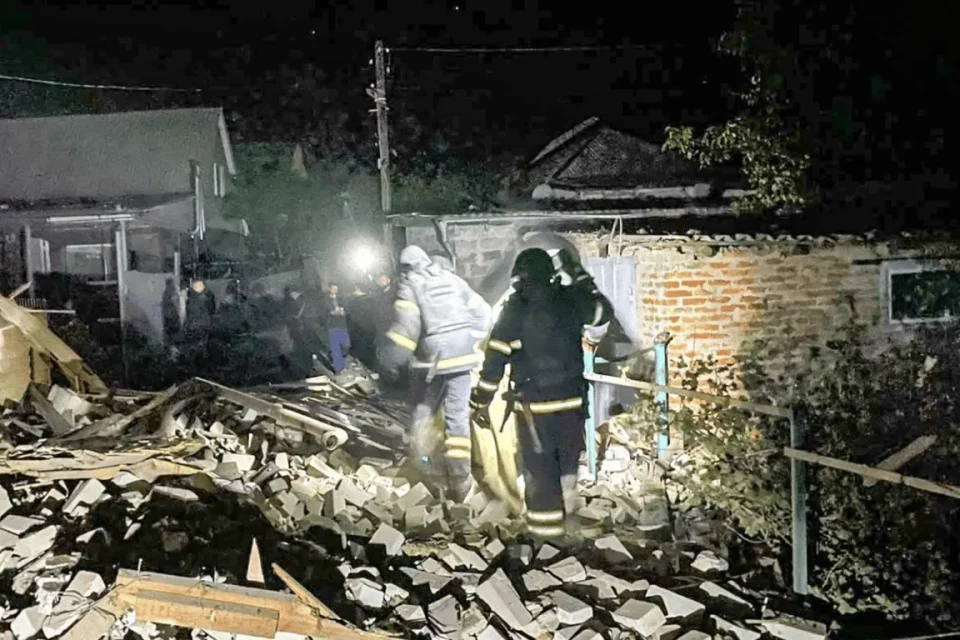 Рятувальники серед уламків зруйнованого приватного будинку вночі