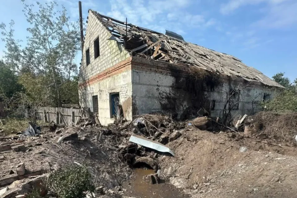 Зруйнований дах будинку та уламки після обстрілу в Балаклії
